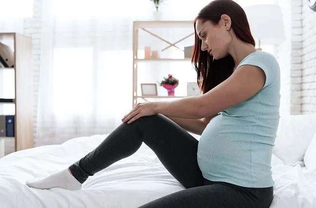 زانو درد در بارداری چه علتی دارد؟ بررسی روش‌های درمان