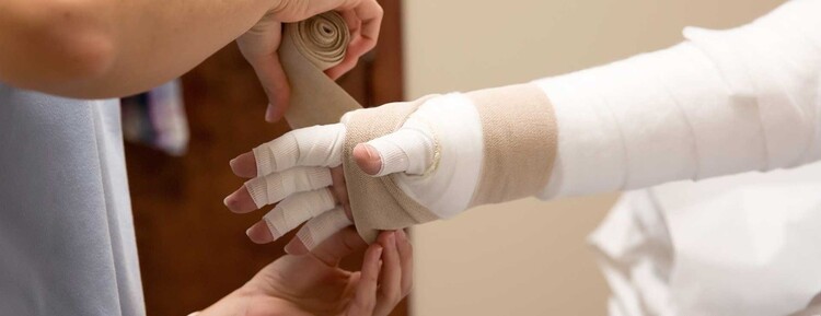 درمان ورم دست با باند کشی